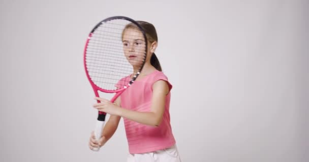 Молодая Теннисистка Девушка Розовом Спортивном Костюме Практикующая Движения Правой Руки — стоковое видео