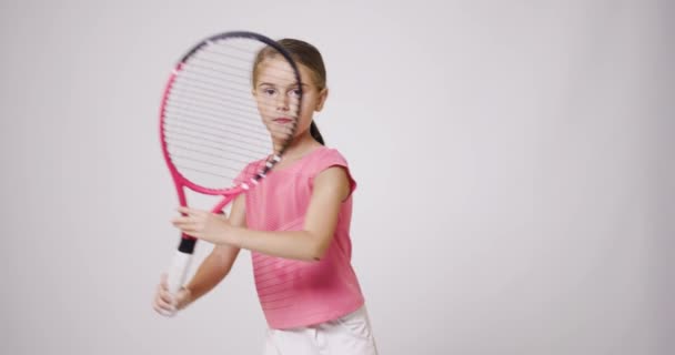 年轻的女网球选手 穿着粉色运动服的女孩练习正手动作 — 图库视频影像
