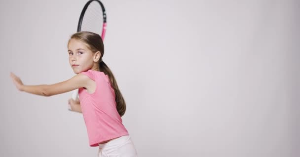 Mladá Tenistka Dívka Růžové Sportovní Oblečení Cvičit Předloktí Backhand Pohyb — Stock video