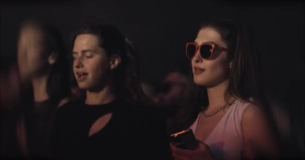 Sahnenin Önünde Dans Eden Kızlar Yanıp Sönen Işıklarla — Stok video
