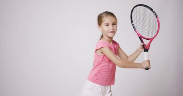 Junge Tennisspielerin Mädchen Rosafarbenen Sportoutfit Übt Rückhand Und Volley Bewegung — Stockvideo