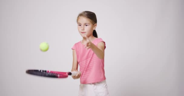 Młoda Tenisistka Dziewczyna Różowym Stroju Sportowym Odbijając Piłkę — Wideo stockowe