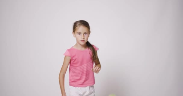 Mladá Tenistka Dívka Růžové Sportovní Oblečení Skákání Míč — Stock video