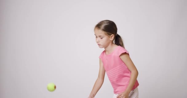 Ung Kvinnlig Tennisspelare Flicka Rosa Sport Outfit Studsande Boll — Stockvideo