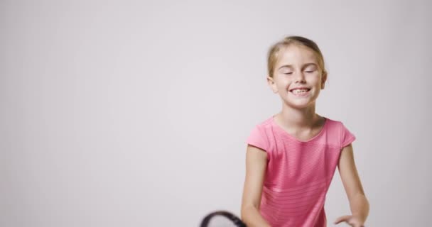 Ung Kvinnlig Tennisspelare Flicka Rosa Sportkläder Slår Boll Träna Förhand — Stockvideo