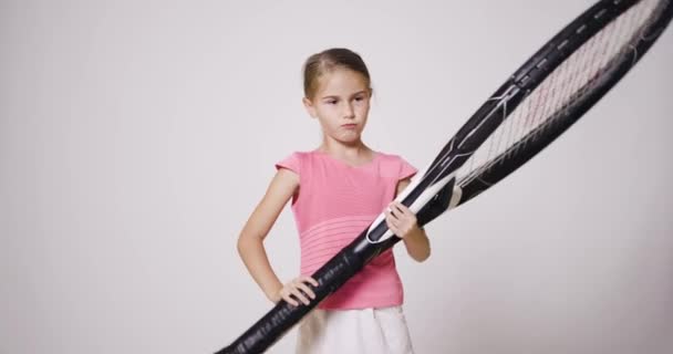 Mladá Tenistka Obrovskou Raketou Dívka Pózuje Růžové Sportovní Oblečení Usmívá — Stock video