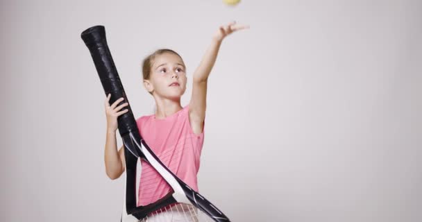 大きなサイズのラケットを持つ若い幸せな女性テニス選手 ピンクのスポーツ服を着た女の子が手にボールを跳ねている 失敗した試み — ストック動画