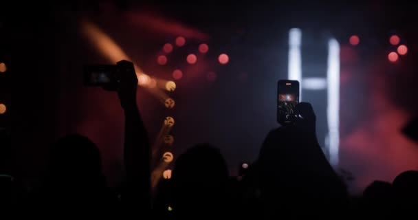 Abstrakcyjna Sylwetka Ludzi Tłumie Rękami Górze Tańczących Trzymających Smartfony Przebłyski — Wideo stockowe