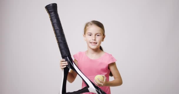 Młoda Tenisistka Wielkimi Rakietami Dziewczyna Pozowanie Różowym Stroju Sportowym Piłką — Wideo stockowe