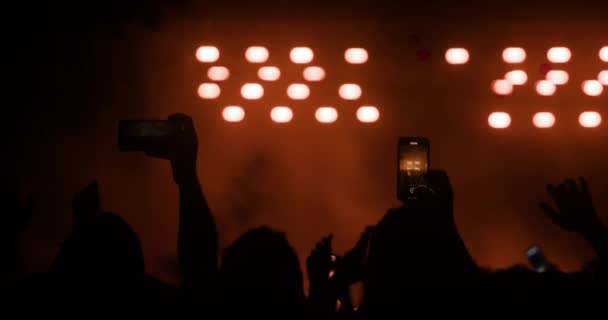 Абстрактные Силуэты Людей Толпе Поднятыми Руками Танцующих Держащих Смартфоны Вспышки — стоковое видео