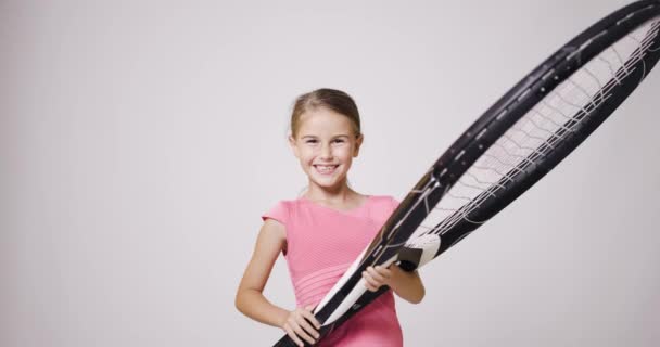 Mladá Tenistka Velkou Raketou Rukou Šťastná Usměvavá Dívka Růžové Sportovní — Stock video