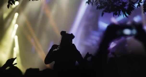 Absztrakt Sziluett Emberek Tömegben Feltartott Kezekkel Táncolnak Okos Telefonokat Tartanak — Stock videók