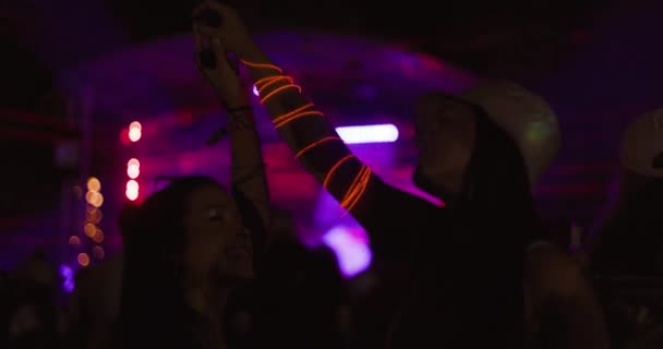 Duas Meninas Dançando Multidão Frente Palco Baixa Luz Vídeo — Vídeo de Stock