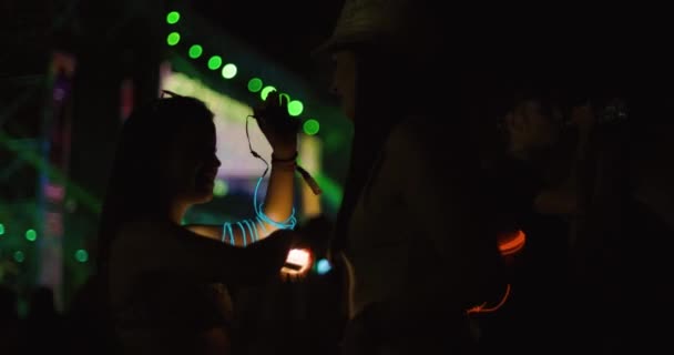 Две Девушки Танцуют Толпе Перед Сценой Низкий Свет Видео Запись — стоковое видео