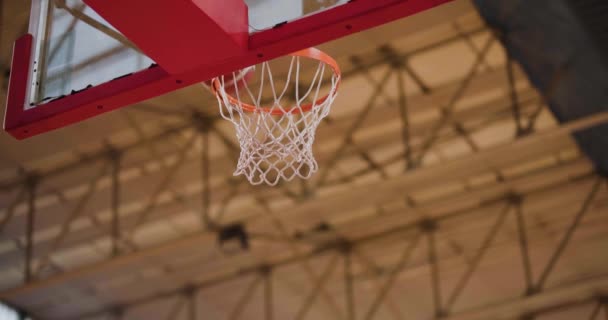篮球在玻璃背板上飞向篮筐 投球击中了环和网 从下面看 — 图库视频影像
