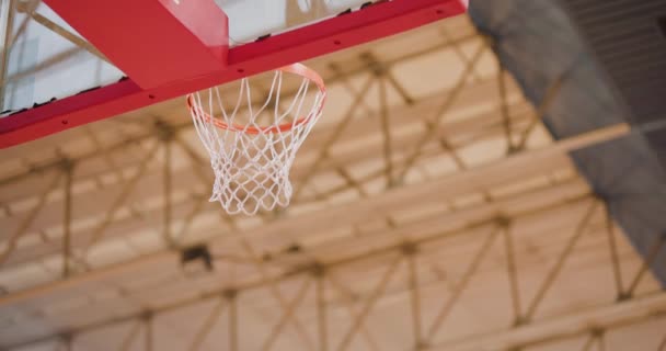 篮球在玻璃背板上飞向篮筐 丢球时漏掉了戒指 从下面看 — 图库视频影像