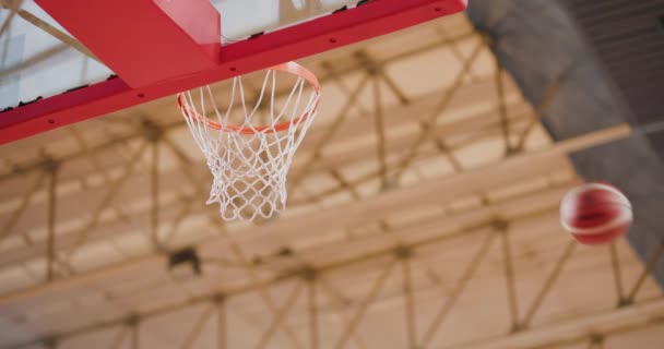 篮球在玻璃背板上飞向篮筐 抛出的球从圈子里弹跳出来 从下面看 — 图库视频影像