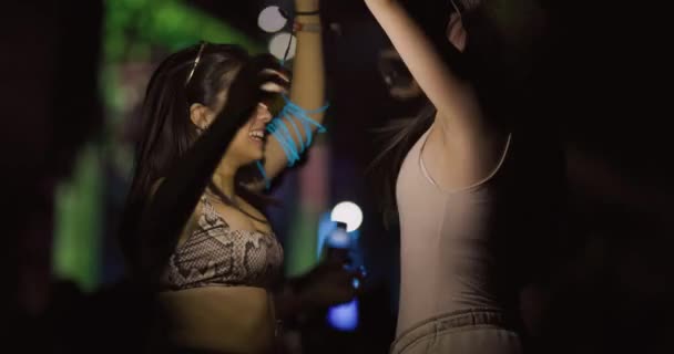 二人の少女が舞台前で踊る 背景にいる人たちの集中力のなさから — ストック動画