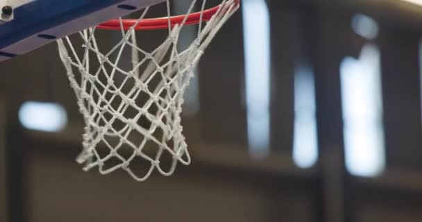 Cincin Basket Tertutup Abstrak Selama Latihan Dua Bola Mencetak Angka — Stok Video