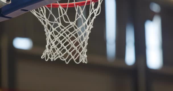 練習中の要旨クローズアップバスケットボールリング 二球得点 — ストック動画
