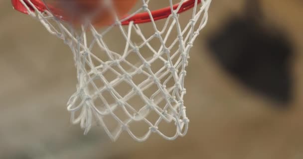 練習中の要旨クローズアップバスケットボールリング 二つのボールが次々と得点 — ストック動画