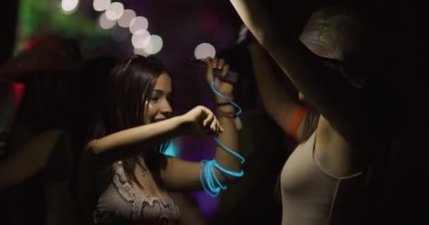 Duas Raparigas Dançar Frente Palco Fora Foco Multidão Pessoas Segundo — Vídeo de Stock