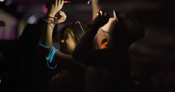 二人の少女が舞台前で踊る 背景にある人々のフォーカスの群衆のうち 120Fpsで記録されたスローモーションビデオ — ストック動画