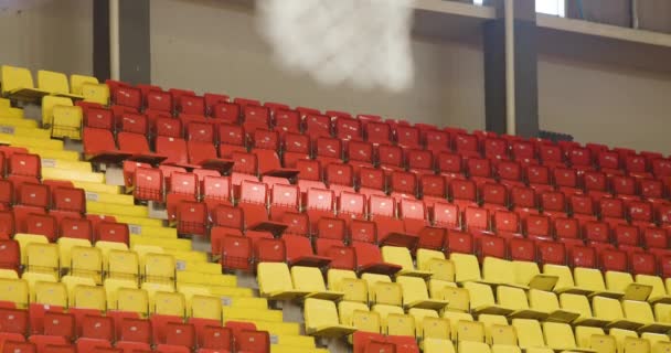 体育大厅里的彩色椅子 篮球运动中 网球运动失焦是篮球运动的前沿阵地 许多球击中并错过了篮框 — 图库视频影像