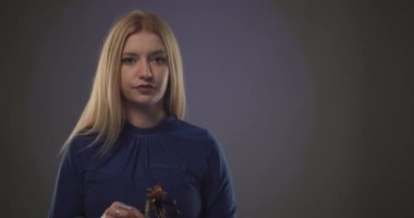 Güzel sarışın kadın keman çalıyor..