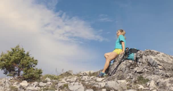 Turista Sedící Skále Aktivní Dívka Trekking Zařízení Odpočívá Horách — Stock video