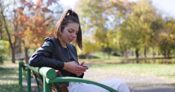 Beautiful Girl Sitting Bench Park Fashionable Young Lady Taking Selfy — Stock Video