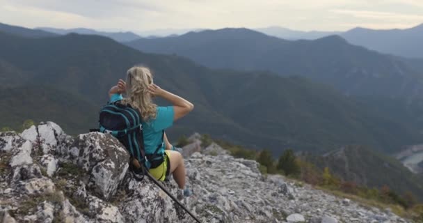 Wandermädchen Auf Felsigem Gelände Den Bergen Genießen Sie Eine Aussicht — Stockvideo
