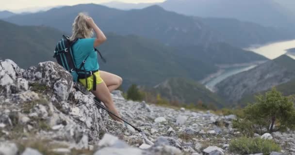 Turistka Sedící Skalnatém Terénu Horách Užijte Výhled Nebo Říční Jezero — Stock video