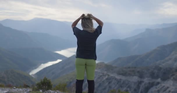 Turistka Užívá Výhled Říční Jezero Výšky Horách Stojí Oblačném Větrném — Stock video