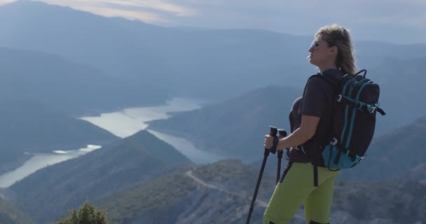 Активна Дівчина Пішохідними Полюсами Рюкзаком Насолоджується Видом Річкове Озеро Висоти — стокове відео