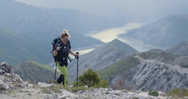Aktivní Dívka Turistickými Sloupy Batohem Kráčející Kopce Výhledem Říční Jezero — Stock video