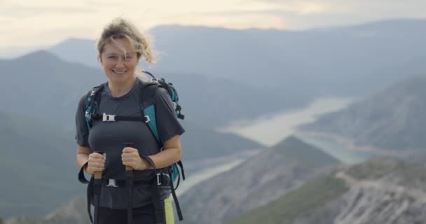 Portrét Dívky Turistickými Tyčemi Batohem Výhledem Říční Jezero Výšky Horách — Stock video