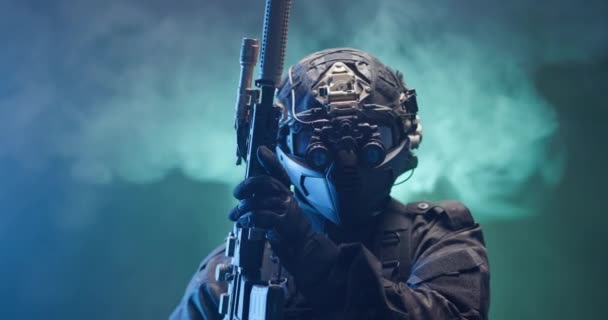 Soldat Mit Taktischer Ausrüstung Und Schutzausrüstung Der Sein Gewehr Auf — Stockvideo