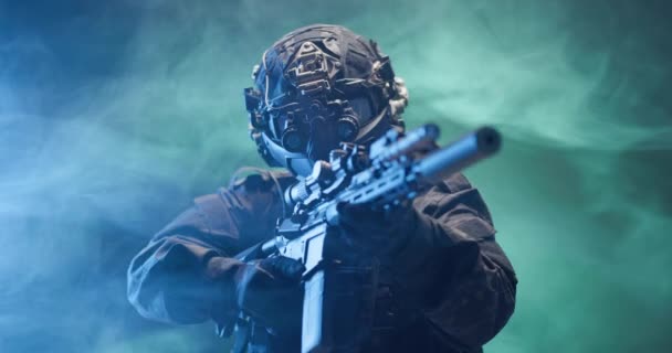 Soldat Mit Taktischer Ausrüstung Und Schutzausrüstung Der Sein Gewehr Auf — Stockvideo
