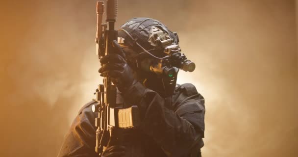 Soldado Totalmente Equipado Com Equipamento Tático Proteção Visando Seu Rifle — Vídeo de Stock