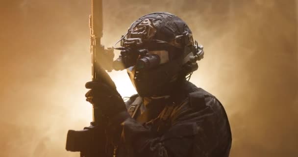Soldato Completamente Equipaggiato Con Equipaggiamento Tattico Protezione Puntando Fucile Contro — Video Stock