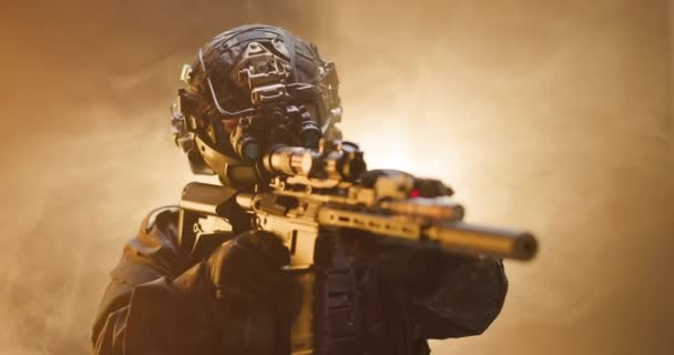 Soldado Totalmente Equipado Com Equipamento Tático Proteção Visando Seu Rifle — Vídeo de Stock