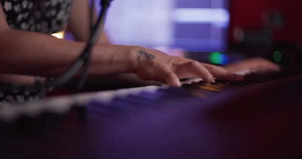 要約女性の手のキーボード楽器演奏 Djや音楽プロデューサーがオーディオトラックを作る — ストック動画