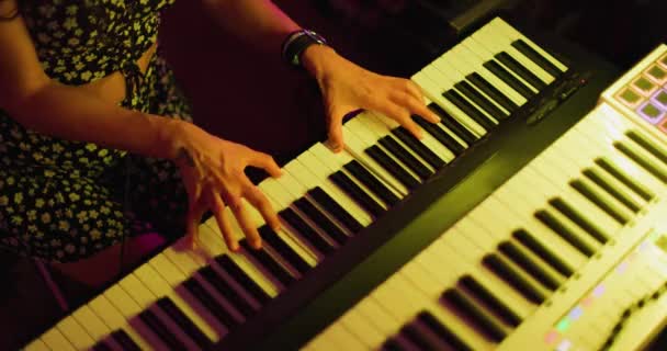 Menina Tocando Instrumento Teclado Produtor Fazendo Música Luzes Intermitentes Coloridas — Vídeo de Stock