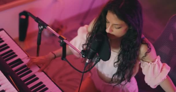 Κορίτσι Που Τραγουδάει Επαγγελματικό Μικρόφωνο Στούντιο Και Παίζει Ηλεκτρικό Πληκτρολόγιο — Αρχείο Βίντεο