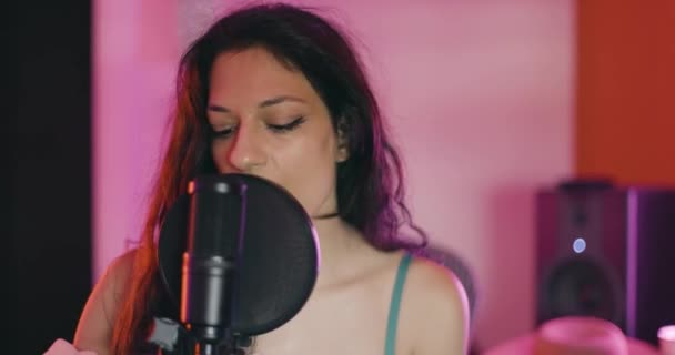 Meisje Zingt Een Professionele Studiomicrofoon Vrouwelijke Muziekproducent Met Hoofdtelefoon Studio — Stockvideo