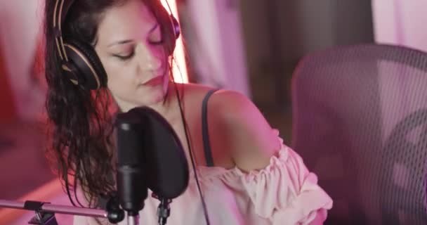 Ragazza Che Canta Microfono Professionale Produttore Musica Femminile Con Cuffie — Video Stock