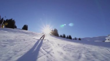 Kız kayakçı İsviçre Alplerinde yamaçlarda kayak yapıyor.