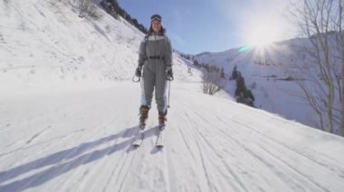 Amatör kayakçı Fransız Alplerinde yamaçlarda kayak yapıyor. Acemi kız gökyüzünde.