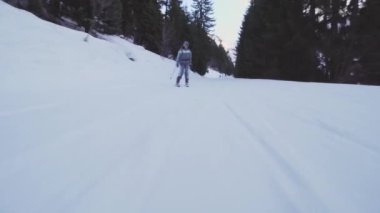 Amatör kayakçı Fransız Alplerinde yamaçlarda kayak yapıyor. Acemi kız düşüyor gökyüzüne.